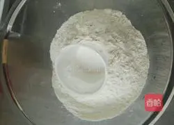 Illustration of how to make pork rolls with chives 1