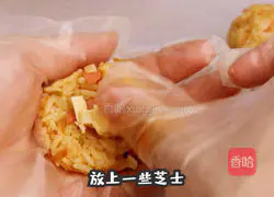 Illustration of how to make Zhixin rice balls 4