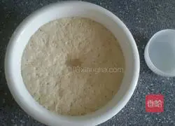 Illustration of how to make black sesame sauce flower rolls 1