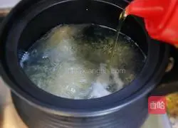 Illustration of how to make red dates, millet and pumpkin porridge 4