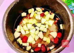 Illustration of how to make apple, red dates and japonica rice porridge 6