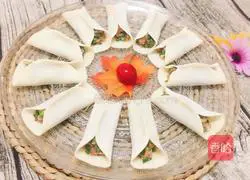 Illustration of how to make pot stickers with chive filling 6