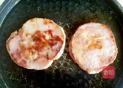 Illustration of how to make pork chop burger 2