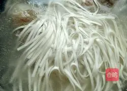 Illustration of how to make shredded chicken cold noodles 3