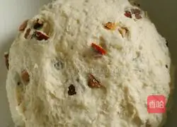 Illustration of how to make raisin and red date cake 3