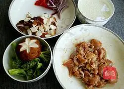 Illustration of how to make claypot rice with mushrooms and chicken 5