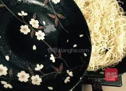 Illustration of home-style braised beans and noodles 17