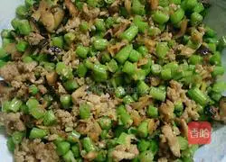 Illustration of how to make Hakka rice noodles wrapped in boards (bundling boards) 6