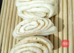 Illustration of how to make spicy flower rolls 8