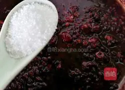 Illustration of how to make red dates and black rice porridge 8