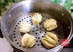 Illustration of how to make sweet bean noodle flower rolls 18