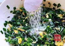 Illustration of how to make leek, shrimp skin and fungus box 11