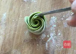 Illustration of how to make green rose rolls 17