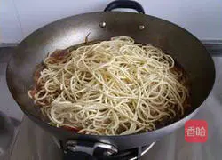 Illustration of making braised beans and noodles 12