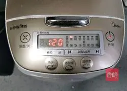 Illustration of how to make peach gum brown sugar rice porridge 7