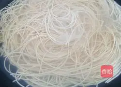 Illustration of how to make spicy and sour cold noodles 2