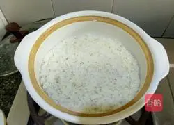 Illustration of how to make squid claypot rice 1