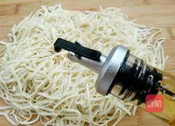 Illustration of how to make braised noodles 11