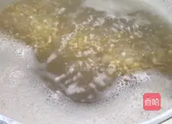 Illustration of how to make bitter chrysanthemum millet porridge 3