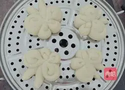 Illustration of how to make butterfly flower roll 17