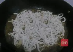 Sauerkraut braised noodles Illustration of how to do it 8