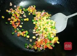 Illustration of how to make colorful pepper baked rice 7