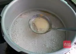 Illustration of how to make red dates and red radish milk powder porridge for baby food supplement 5