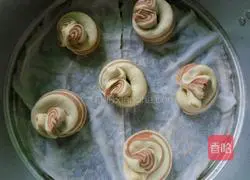 Illustration of how to make two-color flower rolls 17