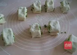 Illustration of how to make chive and salt and pepper rolls 10