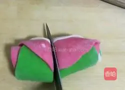 Illustration of how to make rose rolls 3