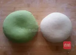 Illustration of how to make two-color flower rolls 2