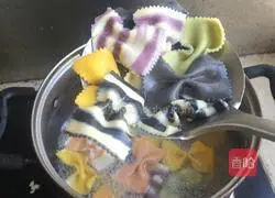 Illustration of how to make Italian butterfly noodles 3