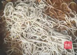 Illustration of how to make braised beans and noodles 13