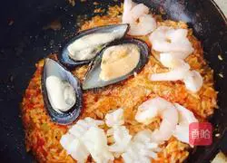 Illustration of how to make seafood risotto with tomato sauce 9