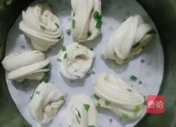 Illustration of how to make green onion rolls (16 pieces) 17