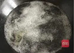 Illustration of how to make asparagus in oil with seaweed steamed buns 4