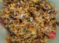 Illustration of how to make diced mutton and carrot pot stickers 4