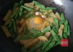 Illustration of making braised beans and potato noodles 7