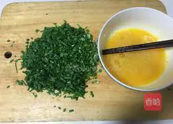 Illustration of how to make leek and egg spring rolls 1