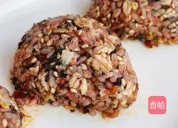 Illustration of how to make seaweed red rice balls 13