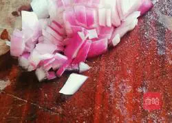 Illustration of how to make red sausage baked rice 1