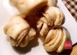 Illustration of how to make salt and pepper flower rolls 7