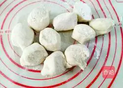 Illustration of how to make mutton stuffed pot stickers 4