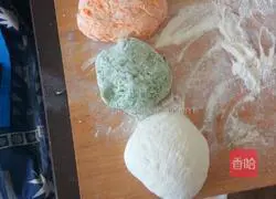 Illustration of how to make three-color flower rolls with braised vegetables 4