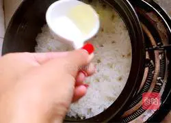 Illustration of how to make preserved meat clay pot rice 6