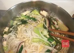 Illustration of how to make spicy rice noodles 9