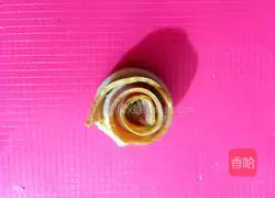 Illustration of how to make bacon rose rolls 10