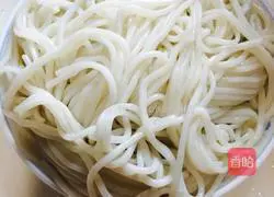 Illustration of how to make beef fried rice noodles 3