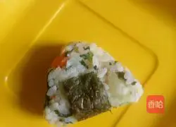 Illustration of how to make triangular vegetable and potato rice balls 7