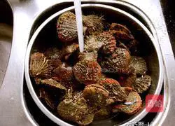 Illustration of how to make scallops, three fresh chives box 1